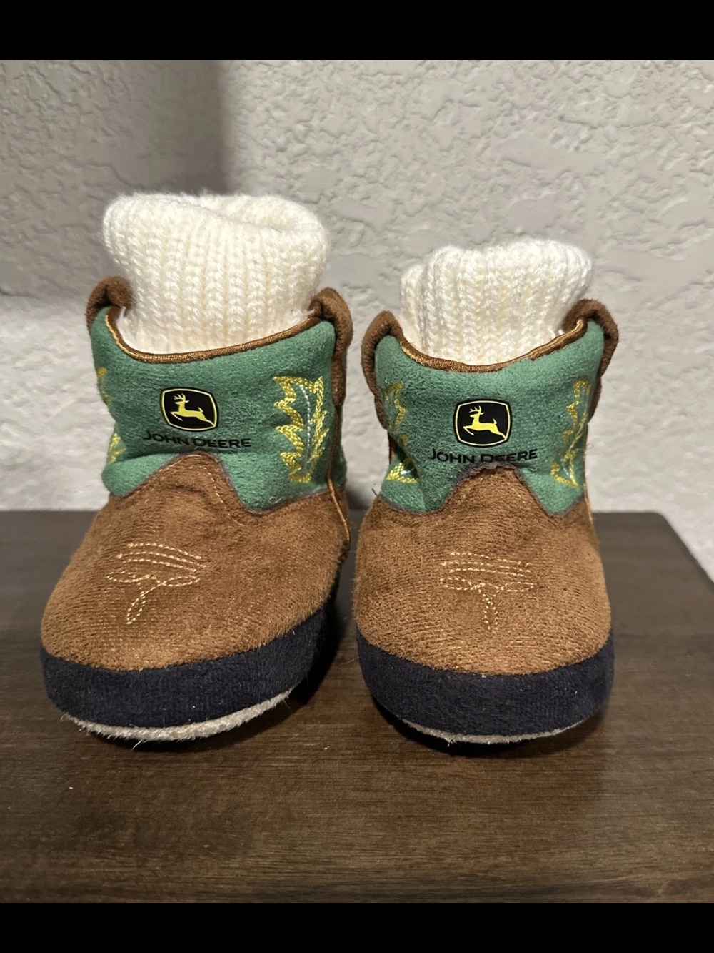 John Deere Infant Baby Booties Size 6-12mn brown soft sole, slip-on, lined, warm